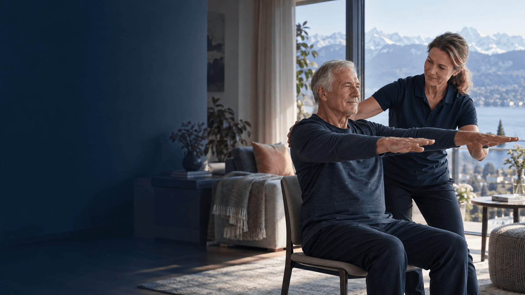 Un homme senior accompagné pendant un exercice de mobilité douce à domicile